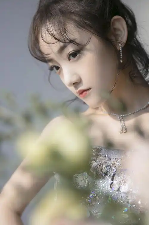 简介:吴佳怡甜美灵动写真图片,分享一组吴佳怡图片给大家,图中的明星