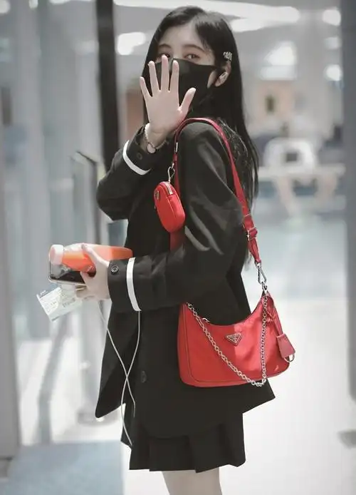 都忘了鞠婧祎也是女团出身穿西装百褶裙配马丁靴26岁像少女