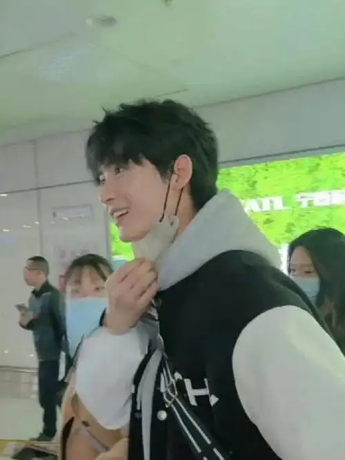 黄俊捷笑容vs张凌赫,前者在这一块是不是秒了?