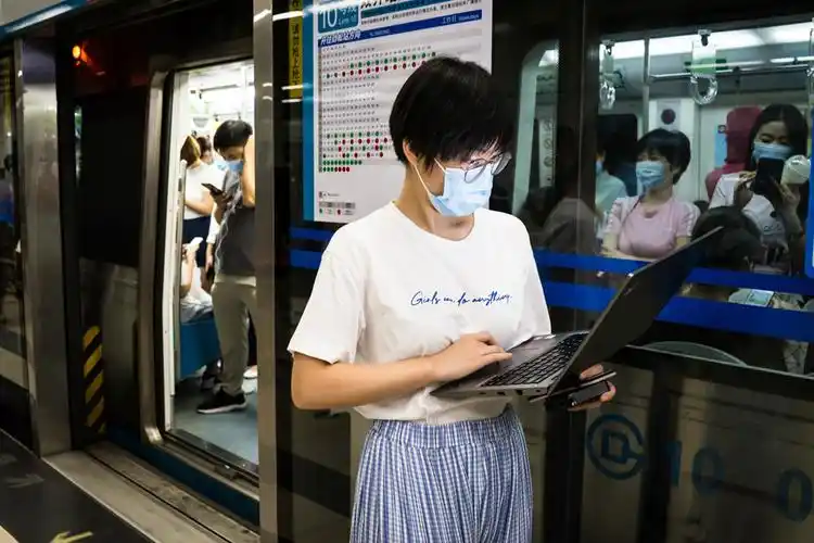 摄影记疫张星海这一年我又重新回到地铁花更多时间拍人