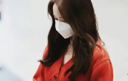 林允儿侧脸照 口罩红色毛衣4k美女壁纸