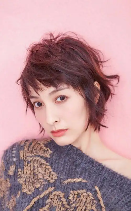 简介:吴昕短发造型迷人写真图片,分享一组吴昕图片给大家,图中的明星