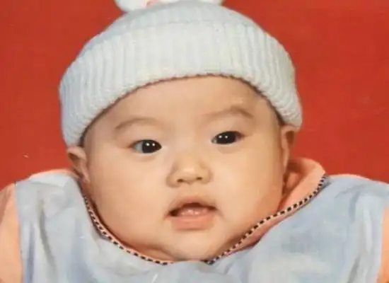 来看看景甜小时候的样子吧,很可爱