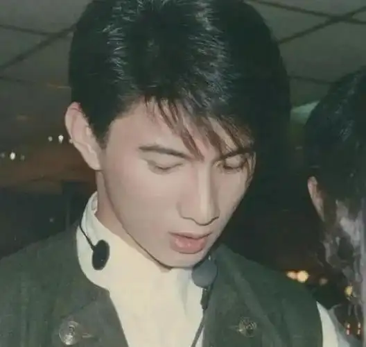 今天重温创世纪,吴奇隆一出场,妈呀真的帅的很突出,平时忆老叔叔往昔