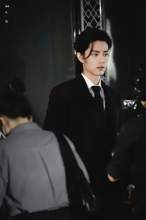 肖战x新加坡ralphlauren品牌活动黑色西装搭配条纹内衬