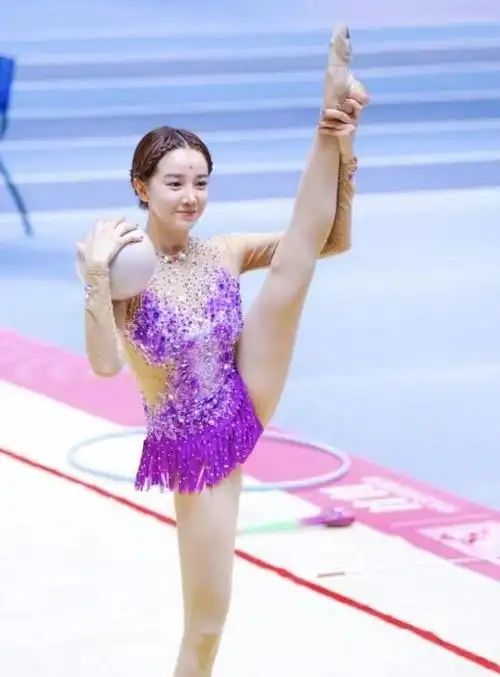 因身材太完美被打码最后无奈退出体坛但被三流导演看中一炮而红