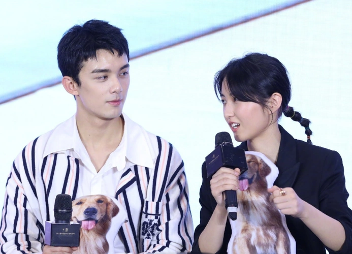 00后cp崛起张子枫吴磊恋爱首秀上热搜对视甜到齁