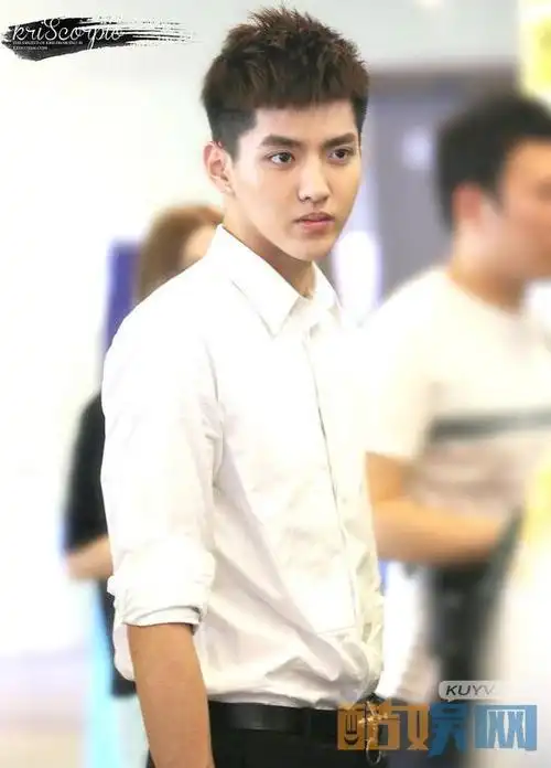 吴亦凡白衬衣照