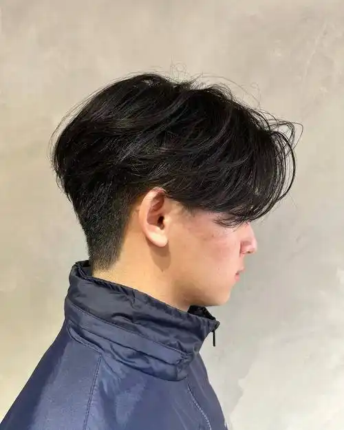 两侧铲短立体后脑勺男发,上面留长梳个分头,尽显男士时尚与帅气|发型