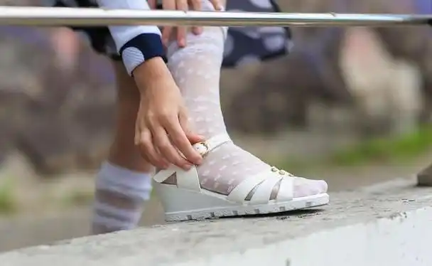 因此,女儿在上学时只能穿上裤子和凉鞋