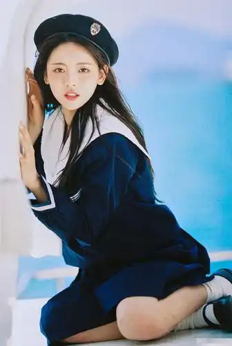 杨超越水手服胶片写真曝光清纯可人少女感十足