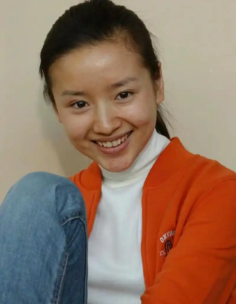 20岁的董洁,素颜的她皮肤不白有痘痘,牙齿也不整齐,但面容清秀,笑容