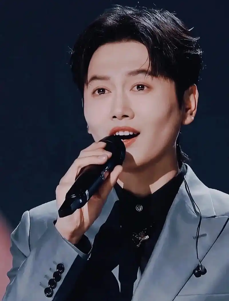 08姓名:孟鹤堂(孟祥辉) 96英文名:hetang meng 94昵称:堂堂,堂