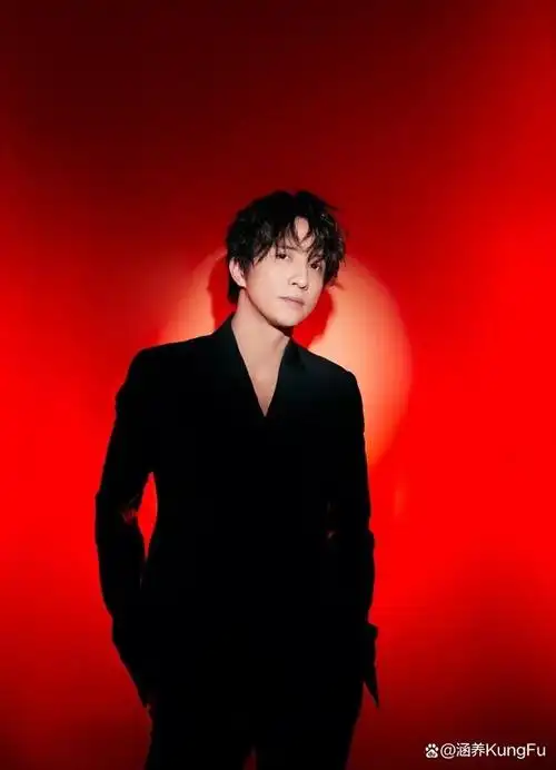 一把红色转椅,2023《中国好声音》导师薛之谦 报到