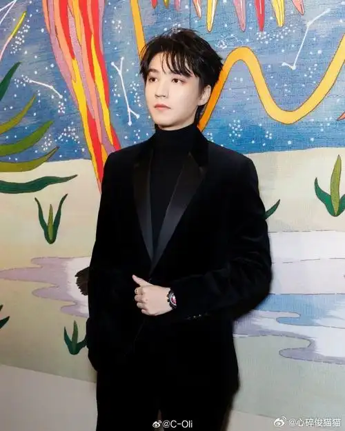 蓝色渐变真的好致命 专属话筒 歌手王俊凯的象征