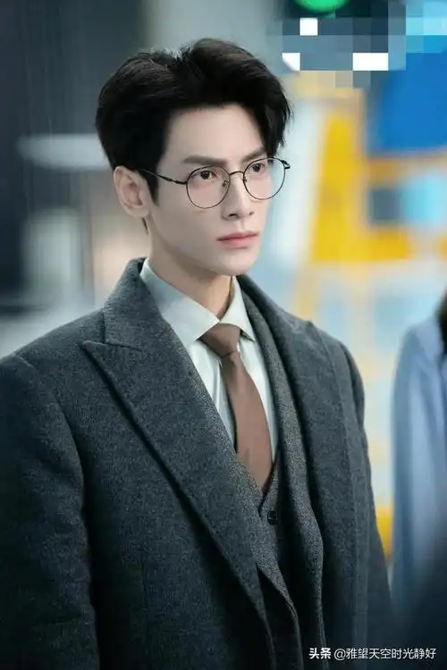 张翰戴眼镜再现"占南弦"扮相,"霸道总裁"一脸禁欲狂吸粉(张翰的的眼睛