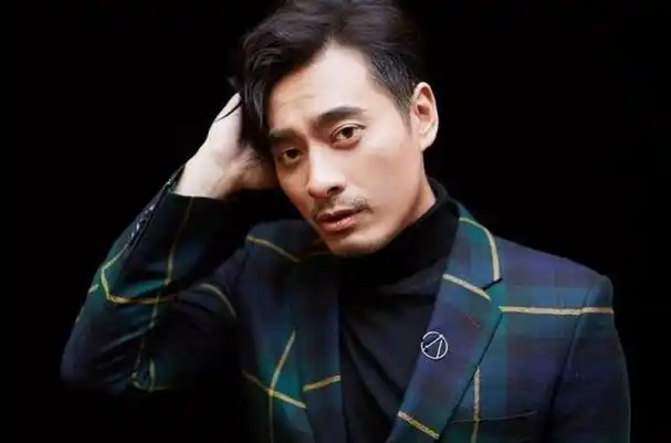 陈龙:曾是胶水厂工人,闪婚小10岁章龄之,走红后对妻子