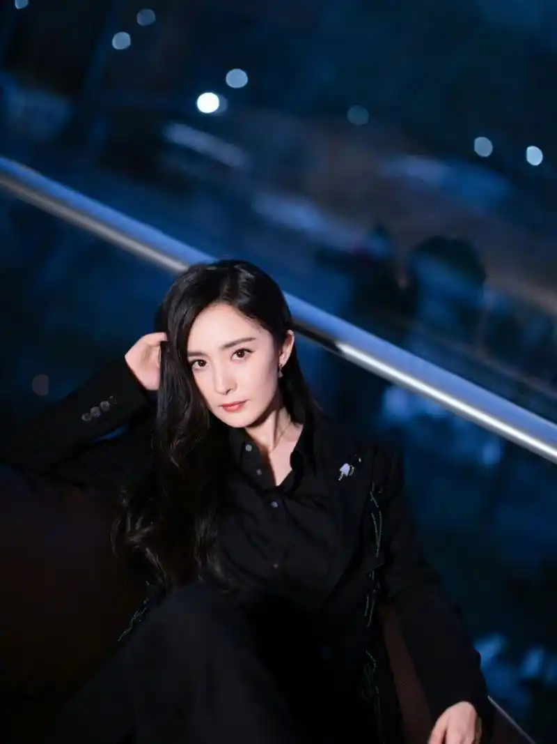 杨幂黑色西服套装活 动造型|||杨幂受邀出席盛典 ,身穿早春系列西装