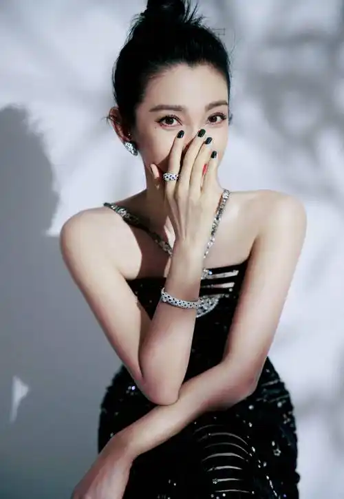 李冰冰身穿一袭黑色缀钻古董礼裙拍大片,珠光宝气优雅高贵