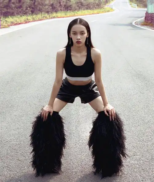 "嘻哈女孩"刘柏辛,一身黑色现身机场,穿搭简约时尚又帅气