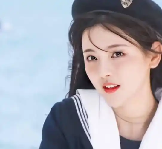 杨超越唯美海军风写真,身穿蓝色水手服,一张初恋脸模样清纯气质_美颜