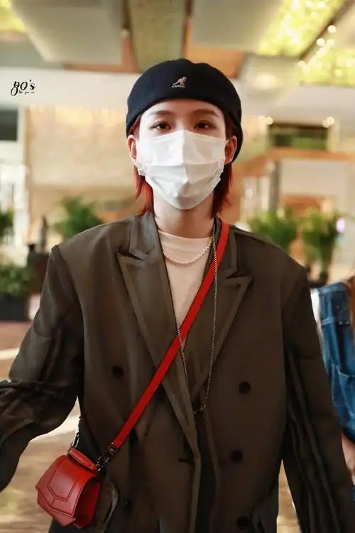 陆柯燃染红发#陆柯燃机场饭拍,染了红发,新发色好绝!