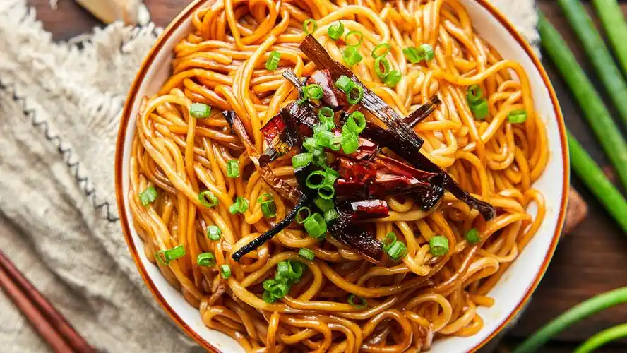 3分钟做一碗喷香葱油拌面又香又快又省事吃一碗真不够