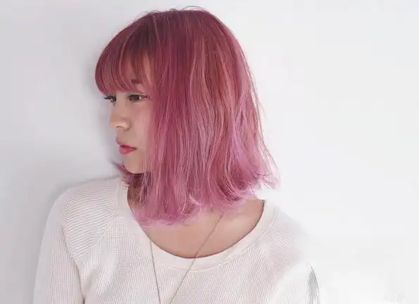 粉色头发趁着夏季赶快染发吧