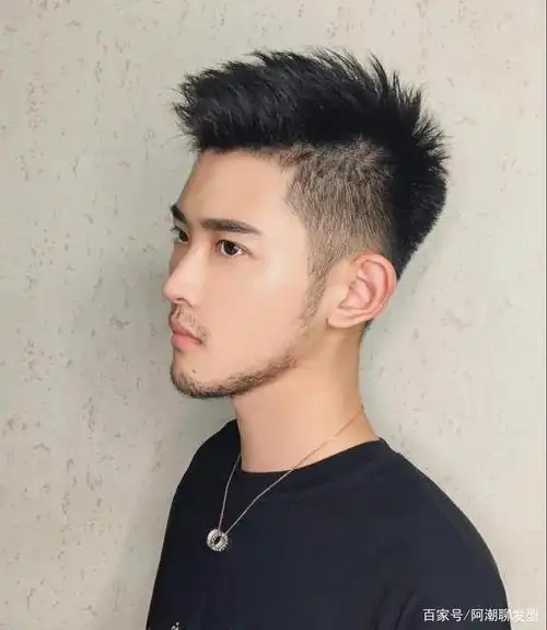 男生夏季换发型无论怎么剪,两边铲的短发最受欢迎,越剪越帅!