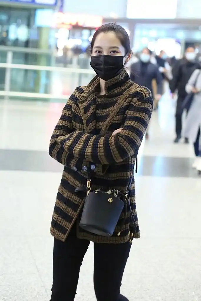 组图:辛芷蕾扎丸子头可爱减龄 手摸发际线露笑脸心情好