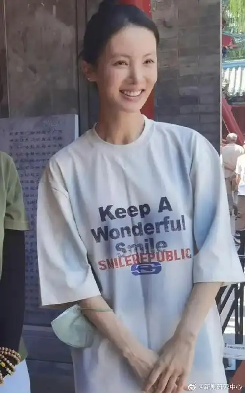 金晨素颜照,脸小头小,气质特别好,除了眉毛看着淡了那么一点,基本和