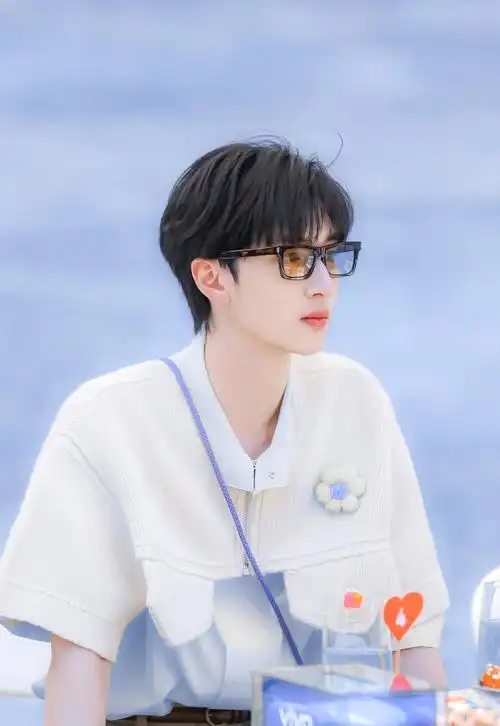 为什么时代少年团的严浩翔被叫加拿大的男人