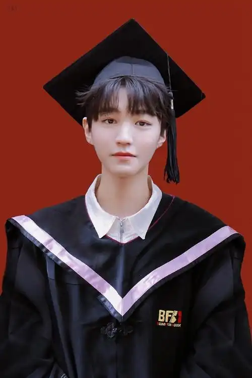 王俊凯超话#王俊凯拍毕业照#做了个学士服毕业照/证件照我哇的一声哭