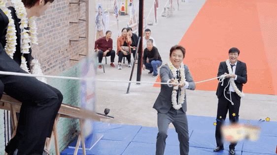 了被节目组要求在30度的斜坡上剪彩,结果邓超脚滑的像是鞋底抹了油