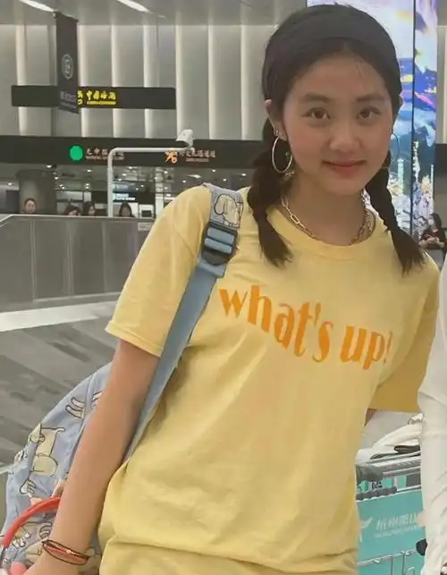 黄磊女儿现身机场,并没觉得多漂亮,穿t恤看似随意但时尚感强!