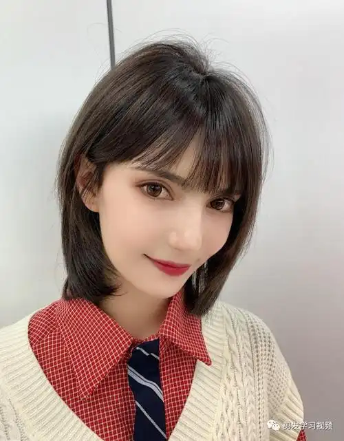 还有这款精致的超短发,看起来普普通通但是非常显年轻显脸小,适合鹅蛋