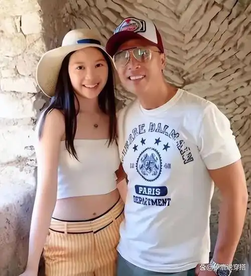 甄子丹女儿厉害了,19岁身高超180,穿修身裙子,超模般身材