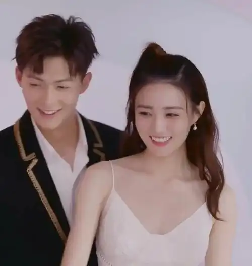 张铭恩曝去年年底与徐璐分手,被拍和胡冰卿疑热吻