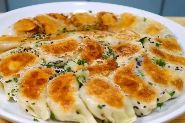 煎饺好吃有诀窍不粘锅不糊底金黄酥脆咬一口还爆汁