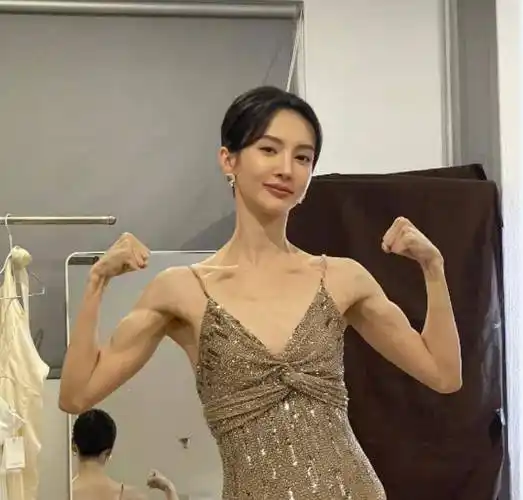 金晨健身照,腹肌线条可太好看了,这才是女明星秀身材的正确方式