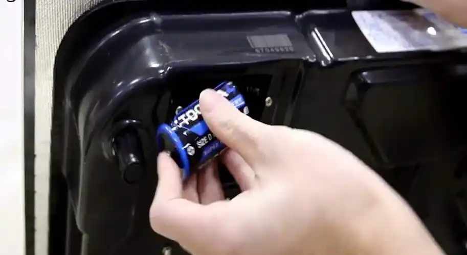 一般两个1号电池方向是相反的,注意接触弹簧那端应该是电池负极