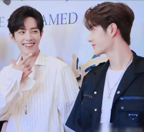 肖战和王一博眼神对视,看得出关系真好