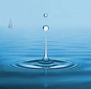 水滴蓝色的大海表面与波蓝色的大海水背景蓝色的大海水面上天空蓝色的