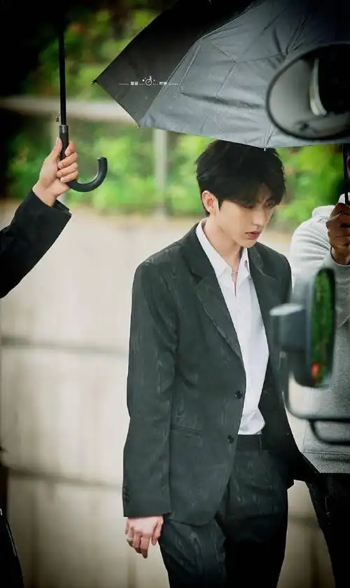 蔡徐坤黑西装亮相奔跑吧发布会贵气十足的霸总坤帅气来袭