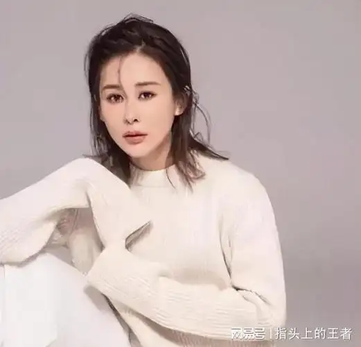 她是靳东的绯闻女友和刘亦菲是同学曾经美丽却整容变尖酸刻薄