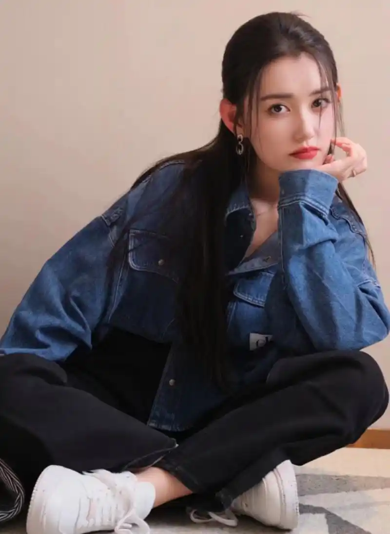 蒋依依晒营业照松弛感十足,牛仔服时尚干练,盘腿坐在地上凹造型的样子