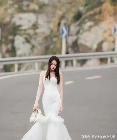 今年的520,迪丽热巴为周放穿上婚纱,她自己却仍在等待着那个人