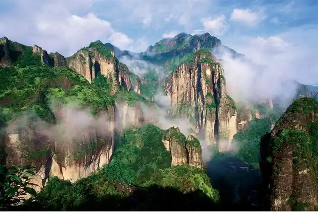 随着中国经济的发展,中国与前一天大不相同.