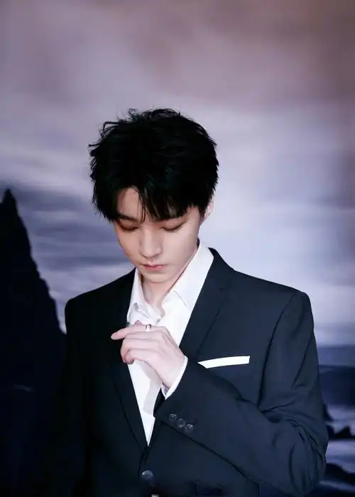 王俊凯黑色西装出席第30届大学生电影节如从童话中走来的小王子