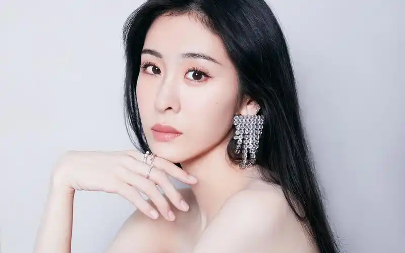 张碧晨亮片长裙写真桌面壁纸